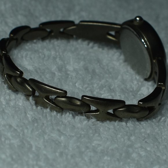 Vintage Guess Titanium Qwartz Watch w/ White Face - Picture 10 of 16